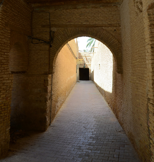 Photo of dark passage in Tozeur, Tunisa by Richard Mortel