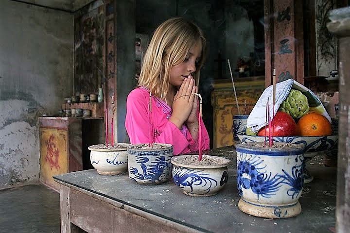 Huế: Bella praying in temple